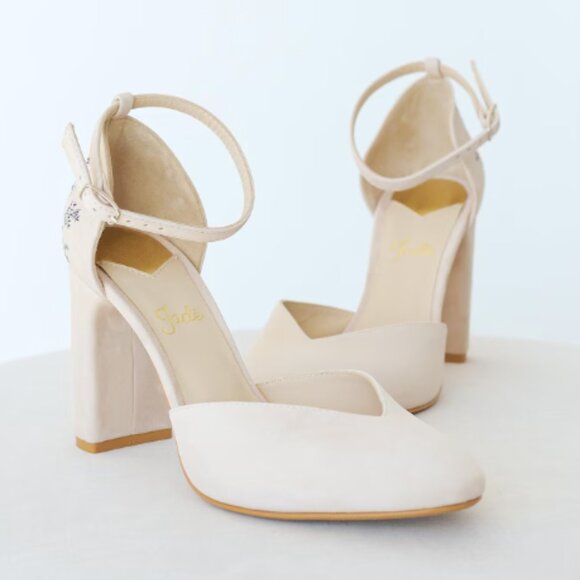 Ivory Bridal Shoes with Handmade Embroidery, Wedding Shoes V-Notched Vamp - Picture 5 of 10